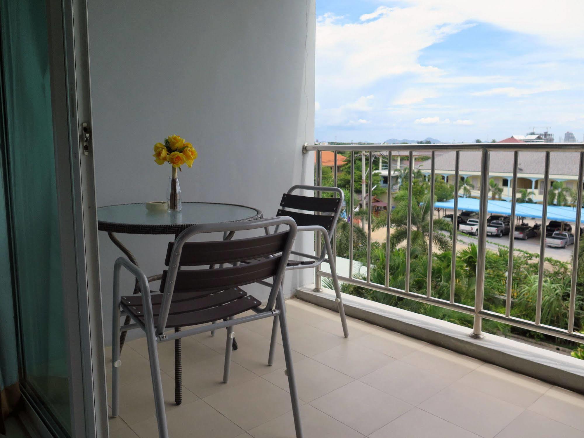 Oyo 829 Royal Thai Residence Jomtien Beach Exterior foto